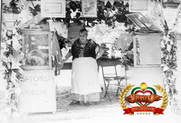 Fraschette ante litteram ai primi del secolo sulla piazza di Ariccia con venditrice di porchetta in costume tipico