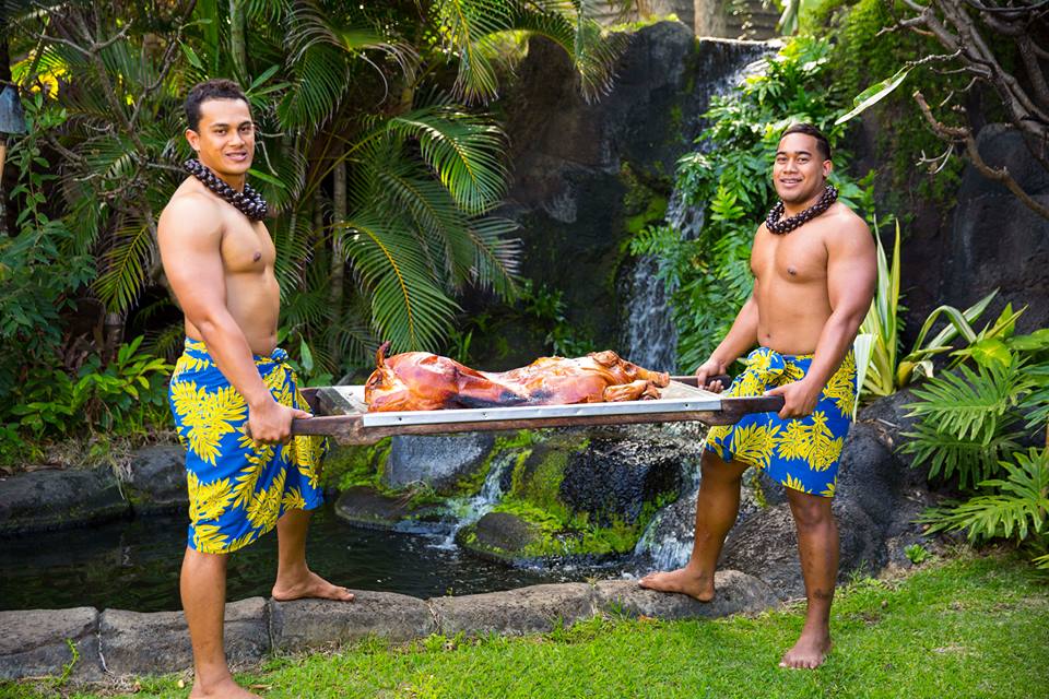 Kalua significa 'cucinare sottoterra in una fossa' chiamata imu. Il maiale Kalua ha un significato più profondo nella storia hawaiana. Per riportarlo alla sua origine, i maiali (pua'a in lingua hawaiana) non sono originari delle isole hawaiane.