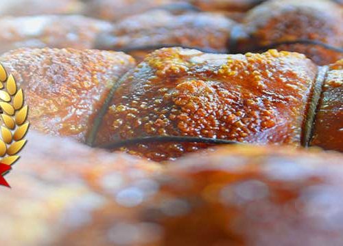 Tronchetti di porchetta appena sfornati freschi e croccanti