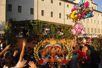 Il tradizionale lancio dei panini alla sagra della porchetta di Ariccia