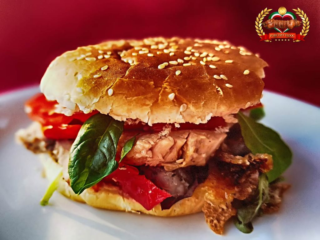 Una idea per un alternativa al classico Hamburger del Mc. Donalds 150 grammi di porchetta con un poco di cotenna croccante, due fette ddi pomodoro cuore di bue e tre foglie di basilico fresco... Non sentite gia' l'acquolina??