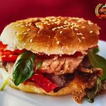 Una idea per un alternativa al classico Hamburger del Mc. Donalds 150 grammi di porchetta con un poco di cotenna croccante, due fette ddi pomodoro cuore di bue e tre foglie di basilico fresco... Non sentite gia' l'acquolina??